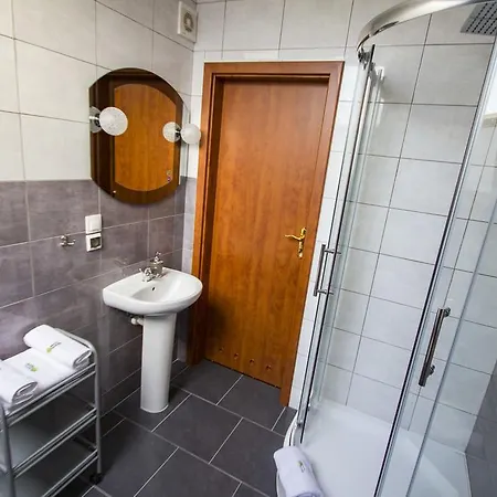 לינה וארוחת בוקר Royal House 3*